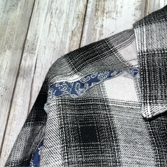 POL Buffalo Bandana Oversized Button Down - Picture 7 of 8